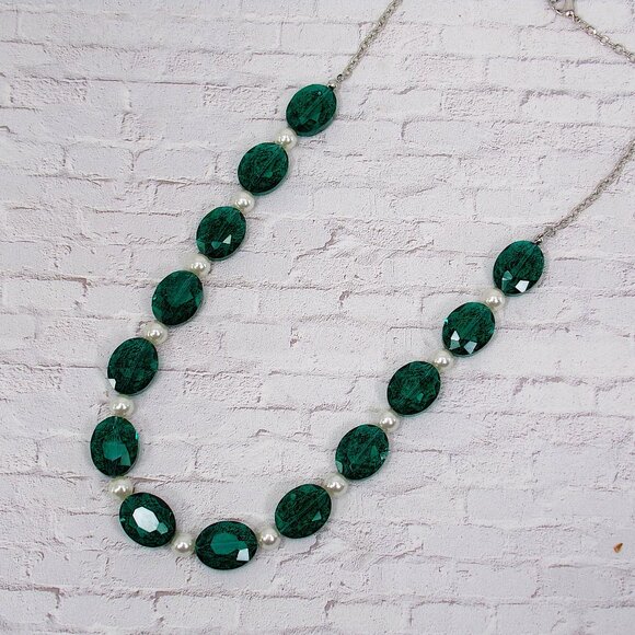 Green glass and white pearl bead necklace with large oval facet cut green beads. - Picture 10 of 11